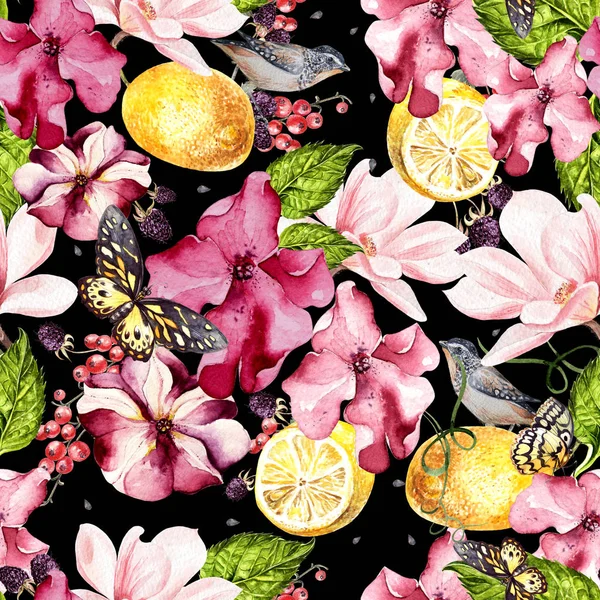 Nahtloser Hintergrund mit Aquarellen Petunien, Magnolien und Zitronen. Beeren, Schmetterlinge und Vögel. schöne realistische Gartenblumen. — Stockfoto