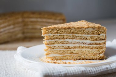 Katmanlı ballı kek..