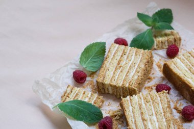 Nane ve ahududulu kağıdın üzerinde güzel bir bal pastası. yatay