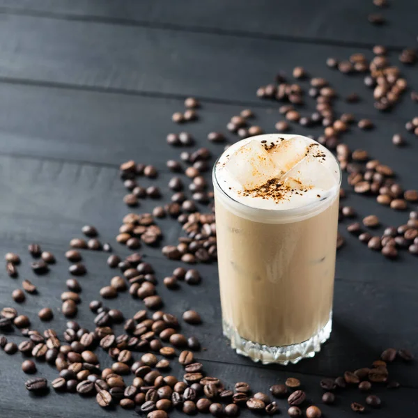 Παγωμένος Καφές Γάλα Ψηλό Ποτήρι Μαύρο Ξύλινο Φόντο Κόκκους Καφέ — Φωτογραφία Αρχείου