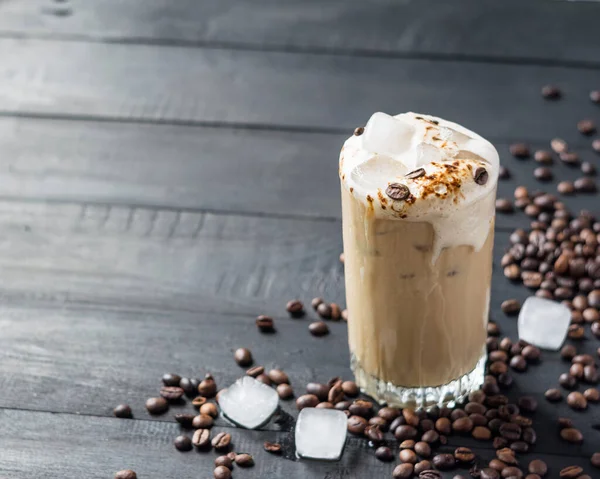 Iskaffe Med Mjölk Ett Högt Glas Svart Träbakgrund Med Kaffebönor — Stockfoto