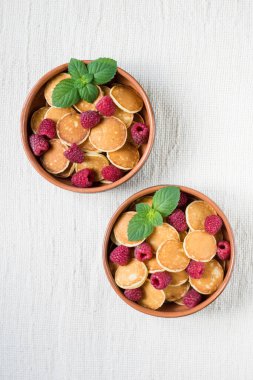 Modaya uygun gözleme mısır gevreği, iki kâse taze ahududu ve nane şekerli mini krep.