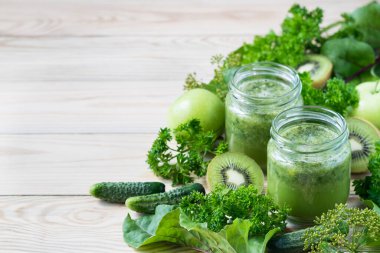 Elma, kivi, salatalık ve maydanozlu yeşil smoothie, seçici odak