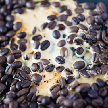 Kahve çekirdekleri dökülmüş, yakın plan, seçici odaklı.