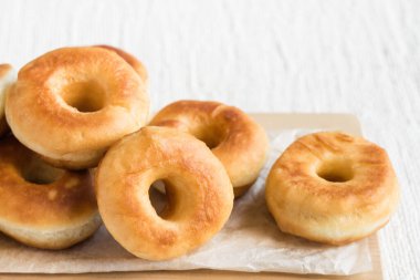 Açık kırsal tekstil arka planı, yatay yönelim, seçici odak üzerine bir kağıt üzerindeki çörekler