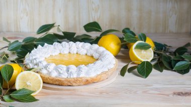 Açık ahşap zemin üzerine kremalı taze ev yapımı limonlu turta, seçici odaklanma, yatay yönelim