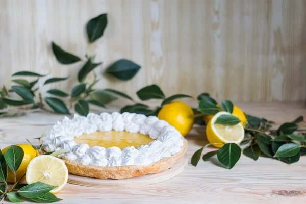 Açık ahşap zemin üzerine kremalı taze ev yapımı limonlu turta, seçici odaklanma, yatay yönelim