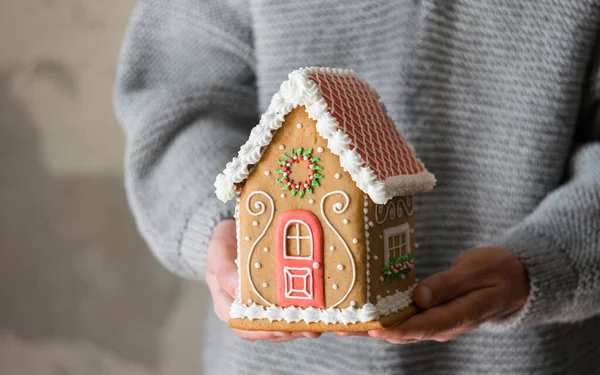 Pepparkakshus Mannens Händer Tröja Begreppet Förberedelse För Julhelgen Horisontell Inriktning — Stockfoto