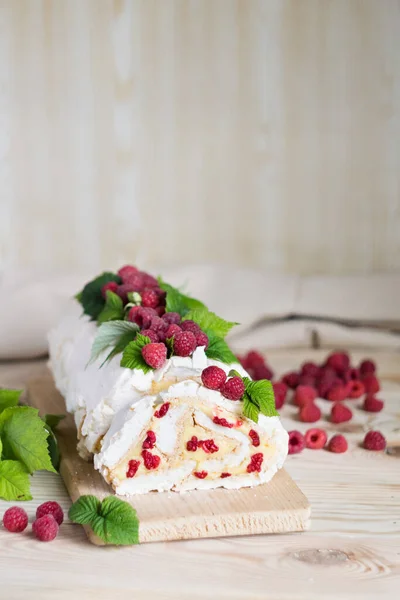 Tort Beżowy Śmietaną Świeżymi Malinami Roulade Letni Deser Skupienie Selektywne — Zdjęcie stockowe