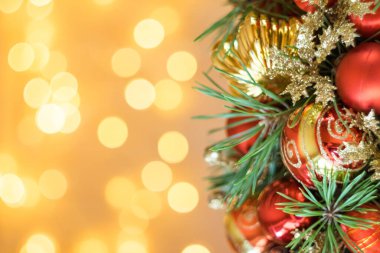 Arka planda Noel ışıkları olan güzel, süslü çam brunch 'ları. Yeni yıl ve Noel. Kopyalama. Yatay yönelim.