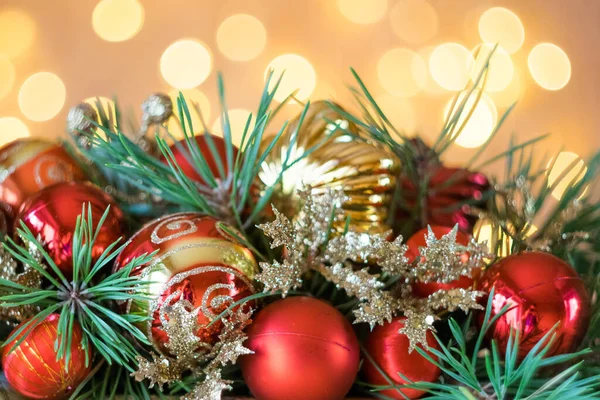 Arka planda Noel ışıkları olan güzel, süslü çam brunch 'ları. Yeni Yıl ve Noel.