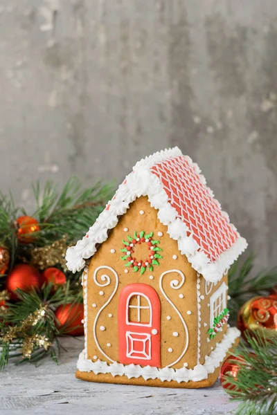 素朴な木製のテーブルの上にクリスマスの装飾が施されたジンジャーブレッドハウス 選択的な焦点 垂直方向 — ストック写真