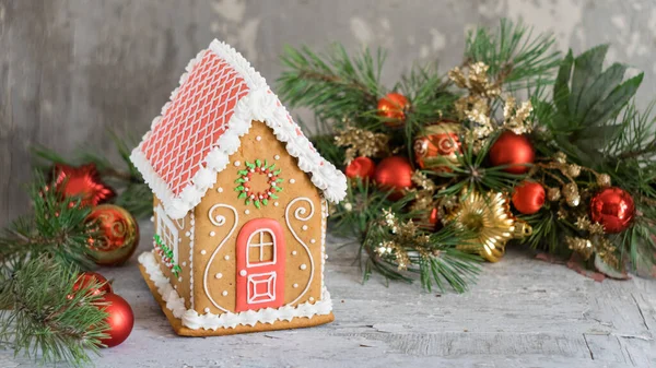 Noel ve yeni yıl şenlik arka planı. Çam dallarında kırmızı toplar, süslü Noel kompozisyonu. Boşluğu kopyala.
