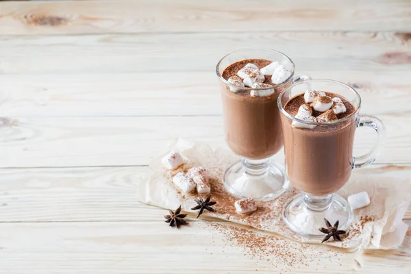 Duas Porções Chocolate Quente Com Mini Marshmellow Óculos Fundo Madeira — Fotografia de Stock