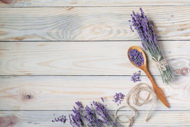 Ahşap arka planda bir demet kurutulmuş lavanta. Üst Manzara. Yatay yönelim, kopyalama alanı.