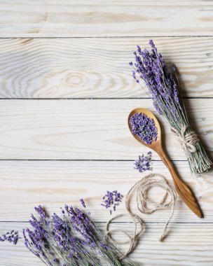 Ahşap arka planda bir demet kurutulmuş lavanta. Üst Manzara. Dikey yönelim, kopyalanma alanı.