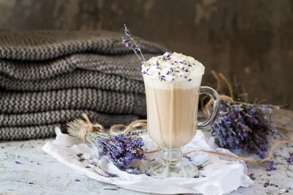 Ahşap masada kurutulmuş lavantalı latte cappuccino. Günaydın konsepti. Seçici odak.