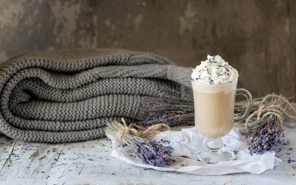 Ahşap masada kurutulmuş lavantalı latte cappuccino. Seçici odaklanma. Kopyalama.