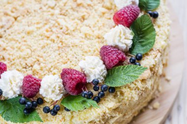 Ahududu ve kremalı Napolyon keki. Seçici odak, yakın plan