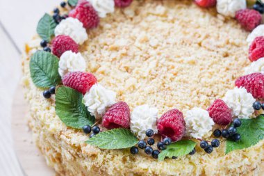 Ahududu ve kremalı Napolyon keki. Seçici odak, yakın plan