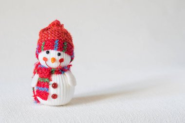 Beyaz arka planda yün Noel oyuncağı kardan adam, telif alanı