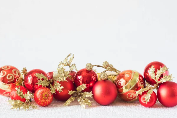 Nahaufnahme Von Roten Weihnachtskugeln Und Goldenen Zweigen Auf Weißem Hintergrund — Stockfoto