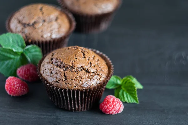 Čokoládové Muffiny Malinami Tmavém Dřevěném Pozadí Selektivní Zaměření — Stock fotografie