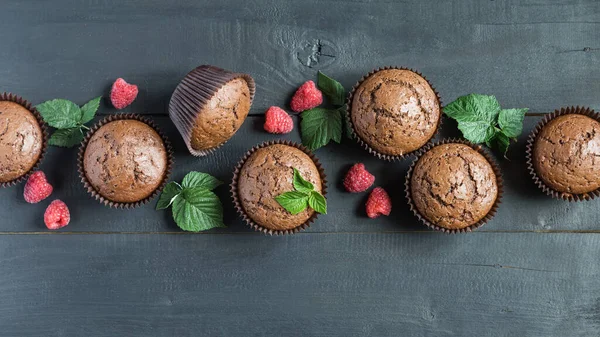 Čokoládové Muffiny Malinami Tmavém Dřevěném Pozadí Selektivní Zaostření Pohled Shora — Stock fotografie