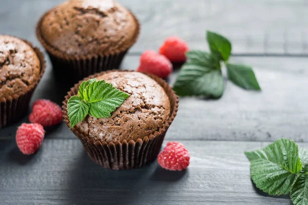 Čokoládové Muffiny Malinami Tmavém Dřevěném Pozadí Selektivní Zaměření — Stock fotografie