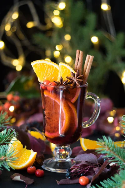 Mulled Wine Orange Slices Spices Black Wooden Table Christmas Lights — Stock Photo, Image