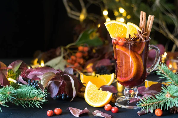 Vin Chaud Avec Des Tranches Orange Des Épices Sur Une — Photo