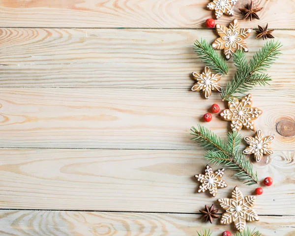 Galletas Jengibre Copos Nieve Con Ramas Abeto Bayas Sobre Fondo — Foto de Stock