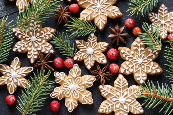 Galletas Jengibre Copos Nieve Decoradas Con Hielo Con Ramas Abeto — Foto de Stock