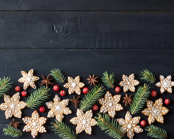 Galletas Jengibre Copos Nieve Decoradas Con Hielo Con Ramas Abeto — Foto de Stock