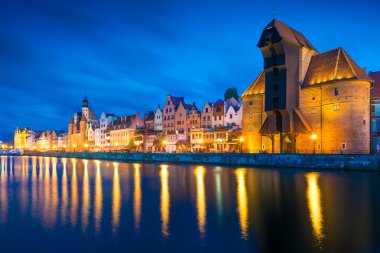 Olowianka adasından Gdansk Panoraması. Gece fotoğrafı.