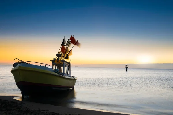 Sol Nascente Ilumina Barco Pesca Mar Báltico — Fotografia de Stock