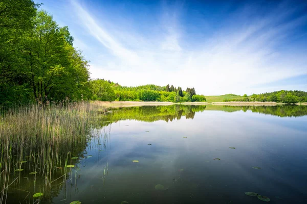 Riflessione Nel Calmo Lago Masuriano Paesaggio Primaverile Polonia — Foto Stock