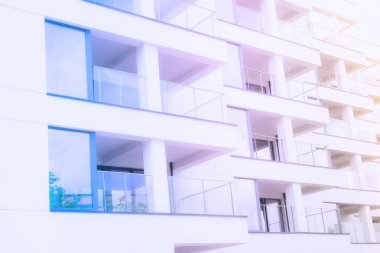 Pastel tonda modern yerleşik binada daire satırları.