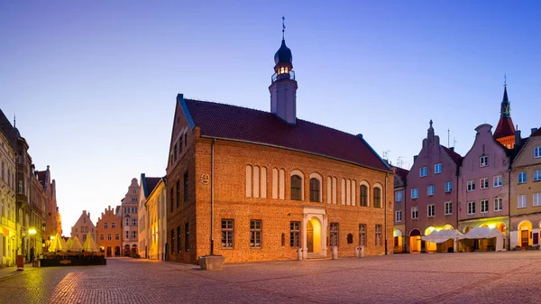 Olsztyn'deki Eski Pazar Meydanı'nın gece fotoğrafı. Ön planda kütüphane binasında. Warmia, Polonya.