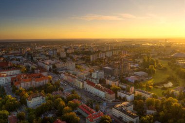 Sabah güneşi eski Olsztyn kasabasını aydınlatıyor. Ilık, Polonya.