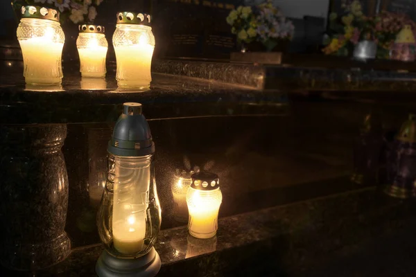 Kaarsen Branden Een Begraafplaats Voor Allerheiligen November — Stockfoto