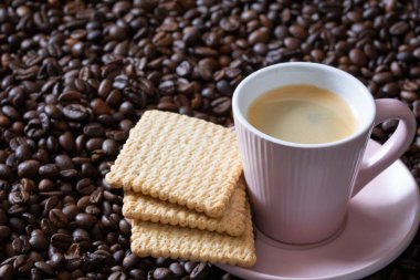 Kahve çekirdekleri üzerinde kahve ve bisküvi olsun..