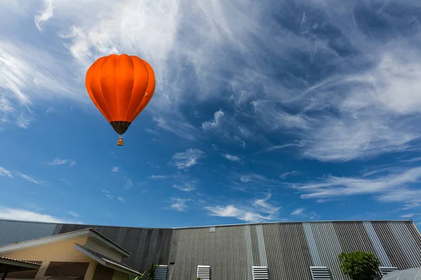 Kolor Balon Gorące Powietrze Przed Błękitnym Niebem — Zdjęcie stockowe