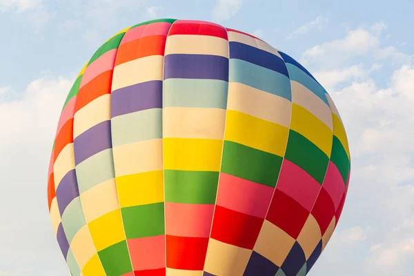 Zbliżenie Obraz Kolorowego Balonu Gorącego Powietrza Latającego Czystym Błękitnym Niebie — Zdjęcie stockowe