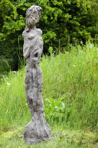 Moderno Jardín Estatua Hormigón Prado Verde Figura Niña Con Pájaro —  Fotos de Stock