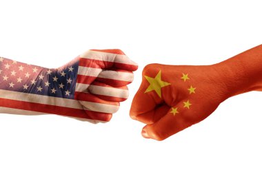 Çatışma, yumruk ile Çin ve ABD bayrakları birbirlerine karşı beyaz bir arka plan üzerinde izole ticaret