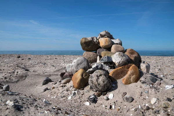 Pilha Pedras Grosseiras Praia Mar Baltico Contra Céu Azul Construído — Fotografia de Stock