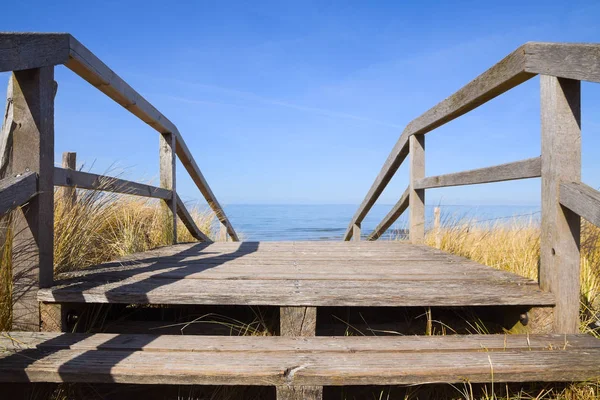 バルト海のビーチの砂丘を越えて木製の橋リード澄んだ青空とコピー領域 選択したフォーカス — ストック写真