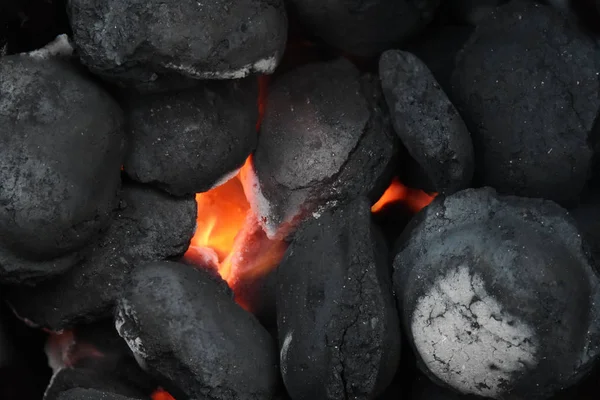 Gloeiende Houtskool Briketten Een Barbecue Grill Close Achtergrond Met Kopie — Stockfoto