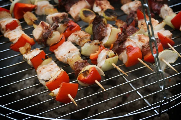 Brochetas Shashlik Con Carne Pimientos Cebollas Una Parrilla Barbacoa Enfoque —  Fotos de Stock